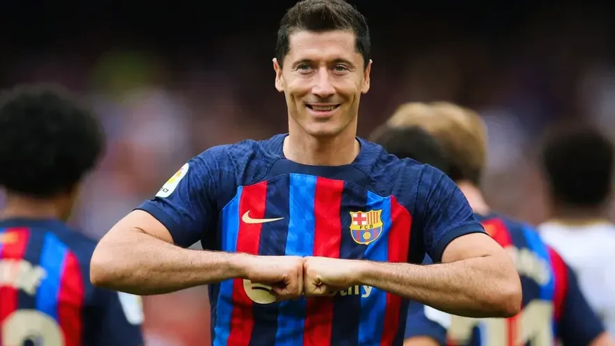 Barcelona’s Robert Lewandowski Replacement: Club Weighing Julián Álvarez and Dusan Vlahovic